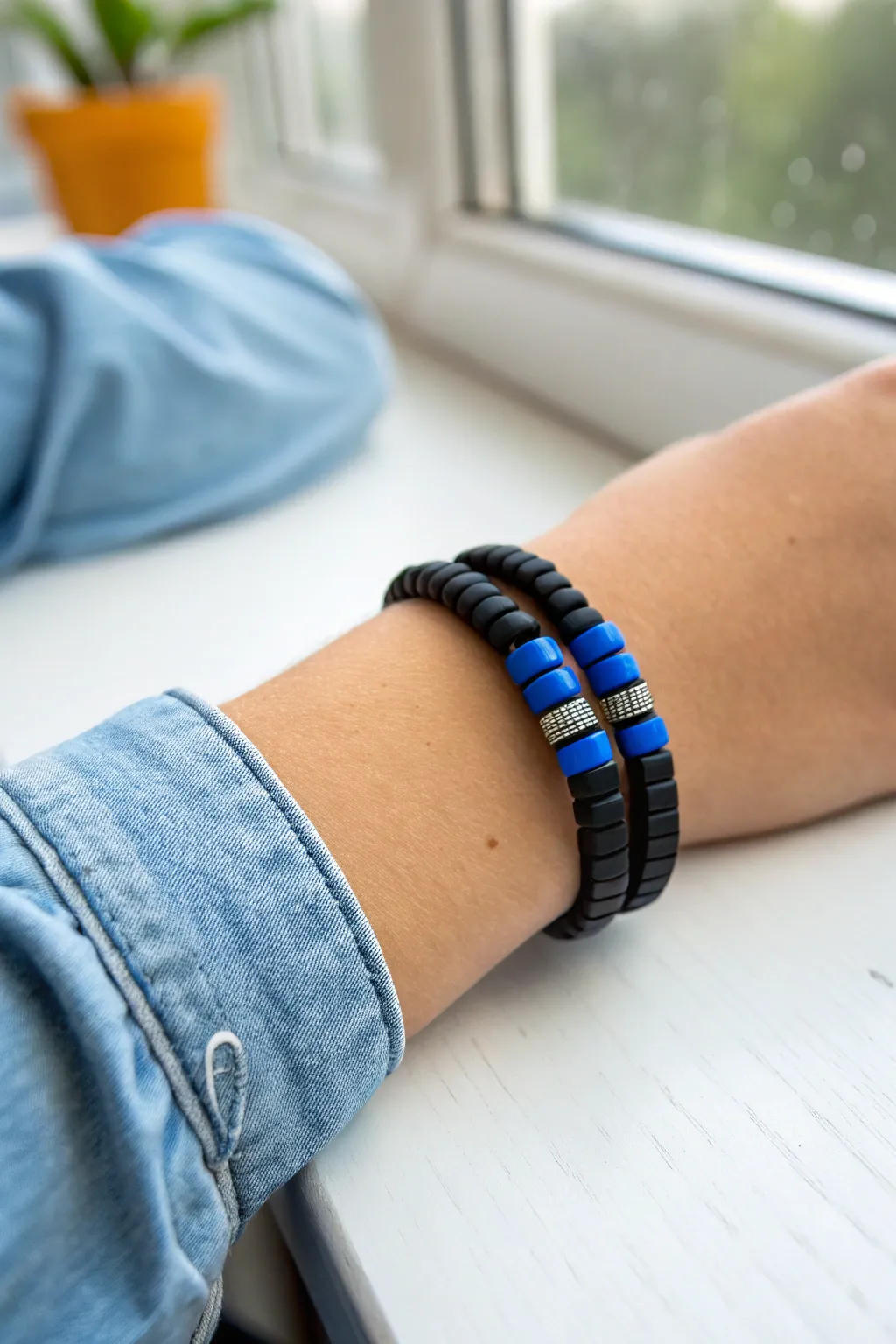 Classic color-block heishi bracelet with matte black and a bold accent, simple and cool.