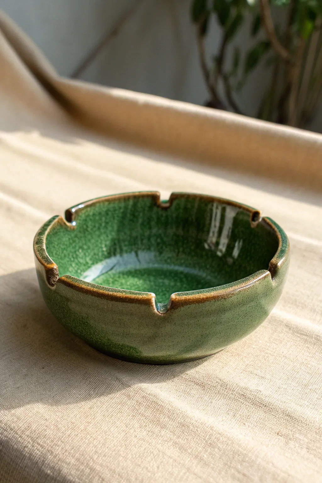 Minimal pinch-pot ashtray with glossy glaze and clean rest notches in calm Scandinavian style