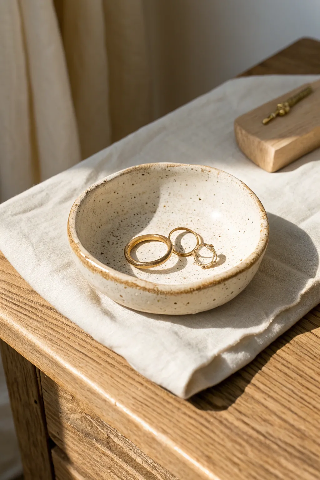 A simple speckled trinket dish to keep rings and keys beautifully organized, the minimalist way.