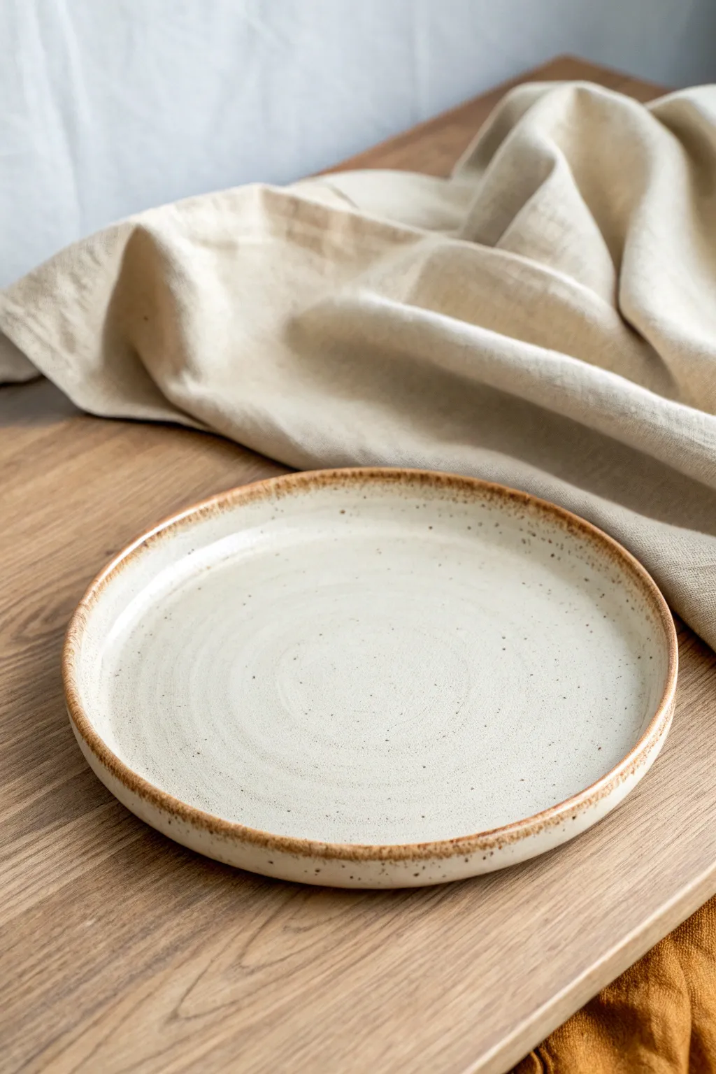 Classic beginner slab plate with a soft lifted rim, minimalist styling and natural texture.