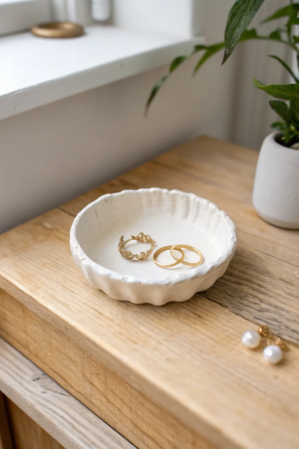 Classic matte-white trinket dish for rings and earrings, with soft Scandinavian boho simplicity.