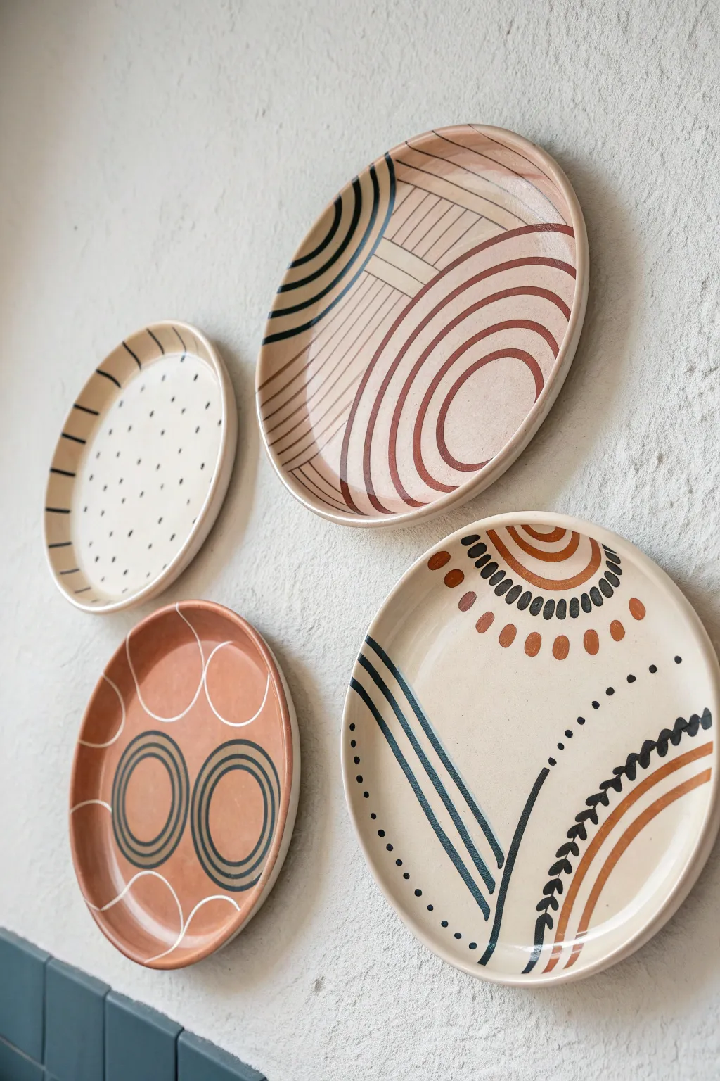 Coordinated plate wall gallery in bold boho hues, minimalist Scandinavian style, easy DIY inspo.