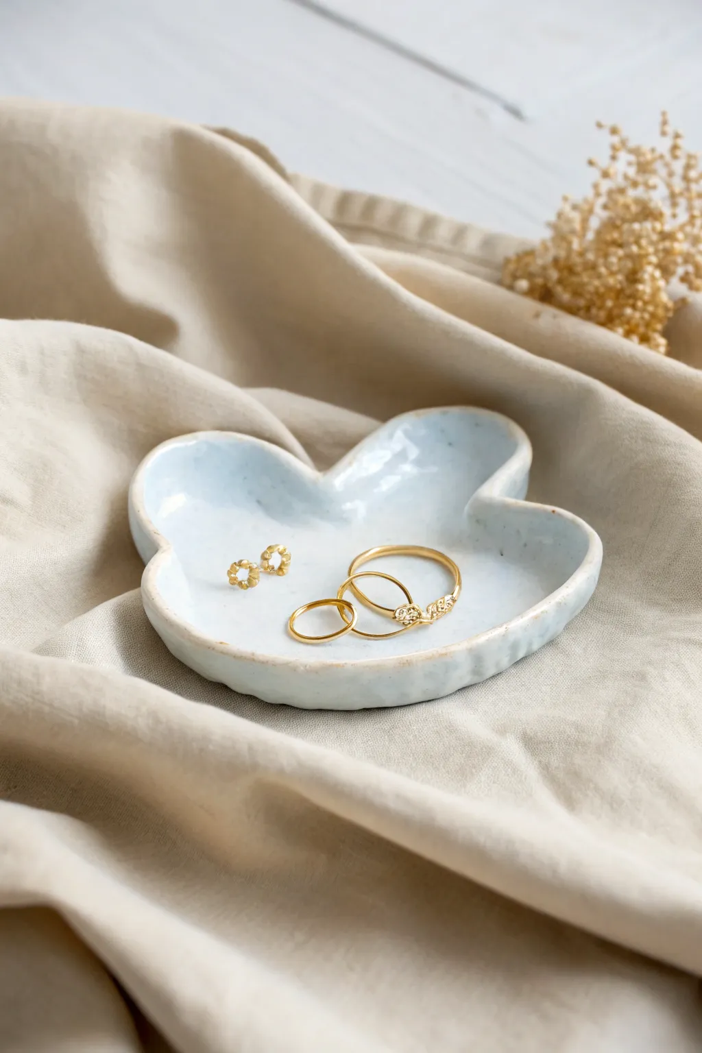 Sweet cloud-shaped air-dry clay dish for rings and earrings in a bright, airy minimalist style.