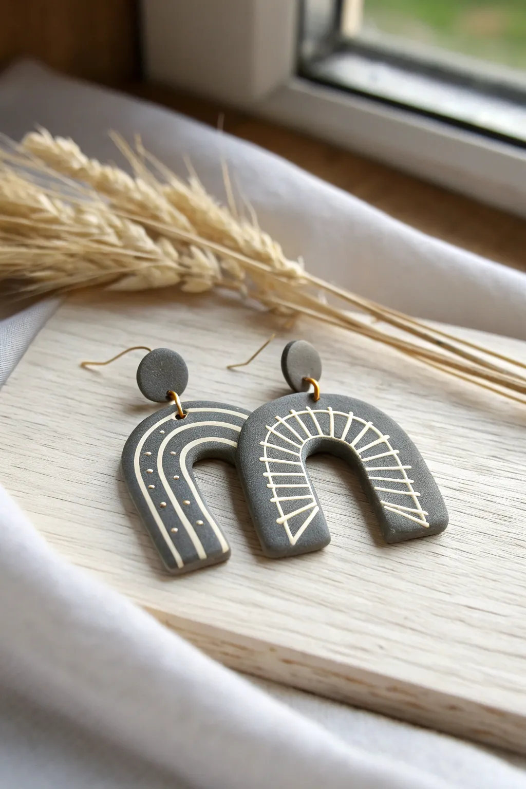 Tiny line inlay polymer clay arches in high-contrast tones, minimalist and effortlessly chic.