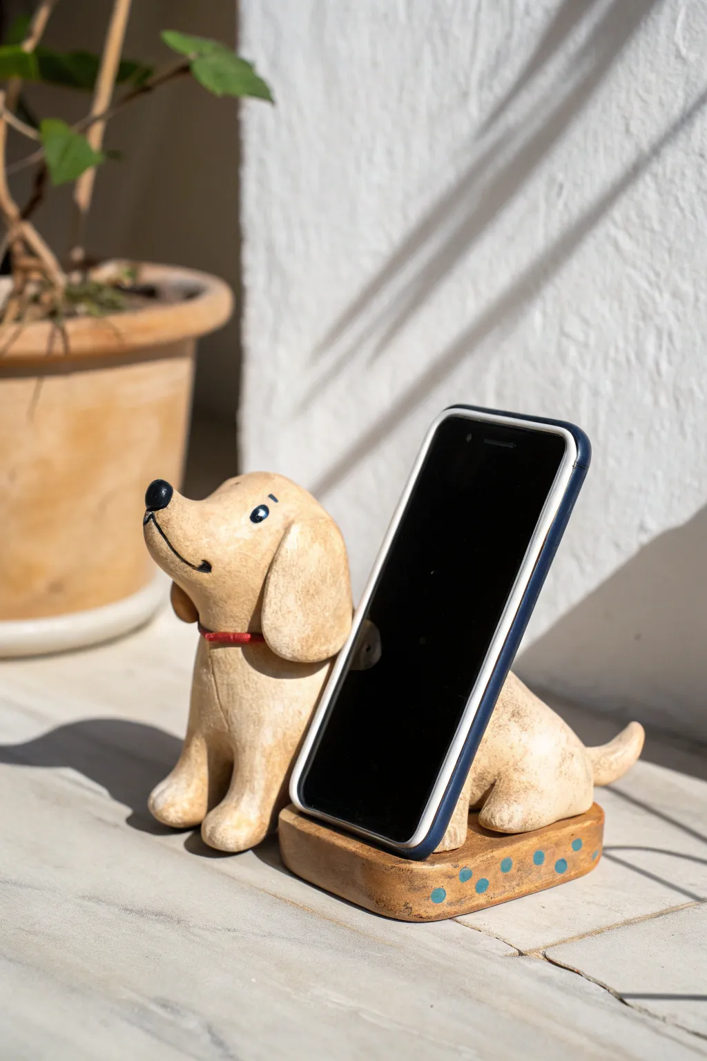 Minimalist puppy paws cradle your phone securely, a beginner-friendly clay holder with boho warmth.