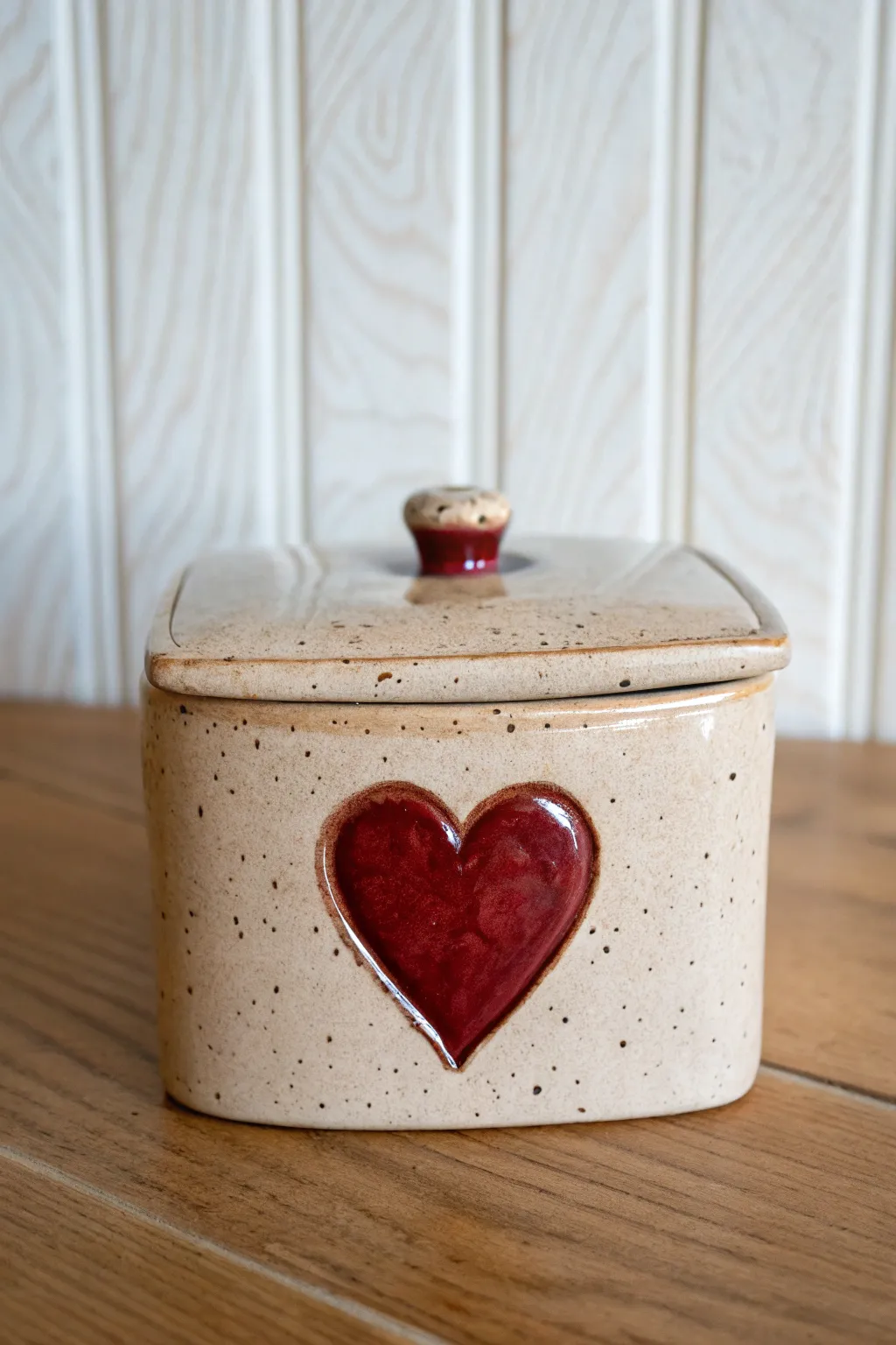 Heart-topped slab box, simple and giftable, perfect for storing sweet treats and treasures.