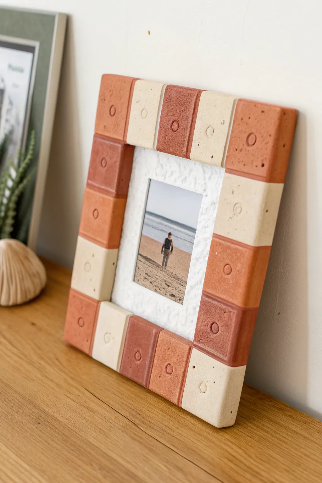 Earthy clay and pebble frame idea: minimalist Scandinavian lines with a warm, handmade boho touch.