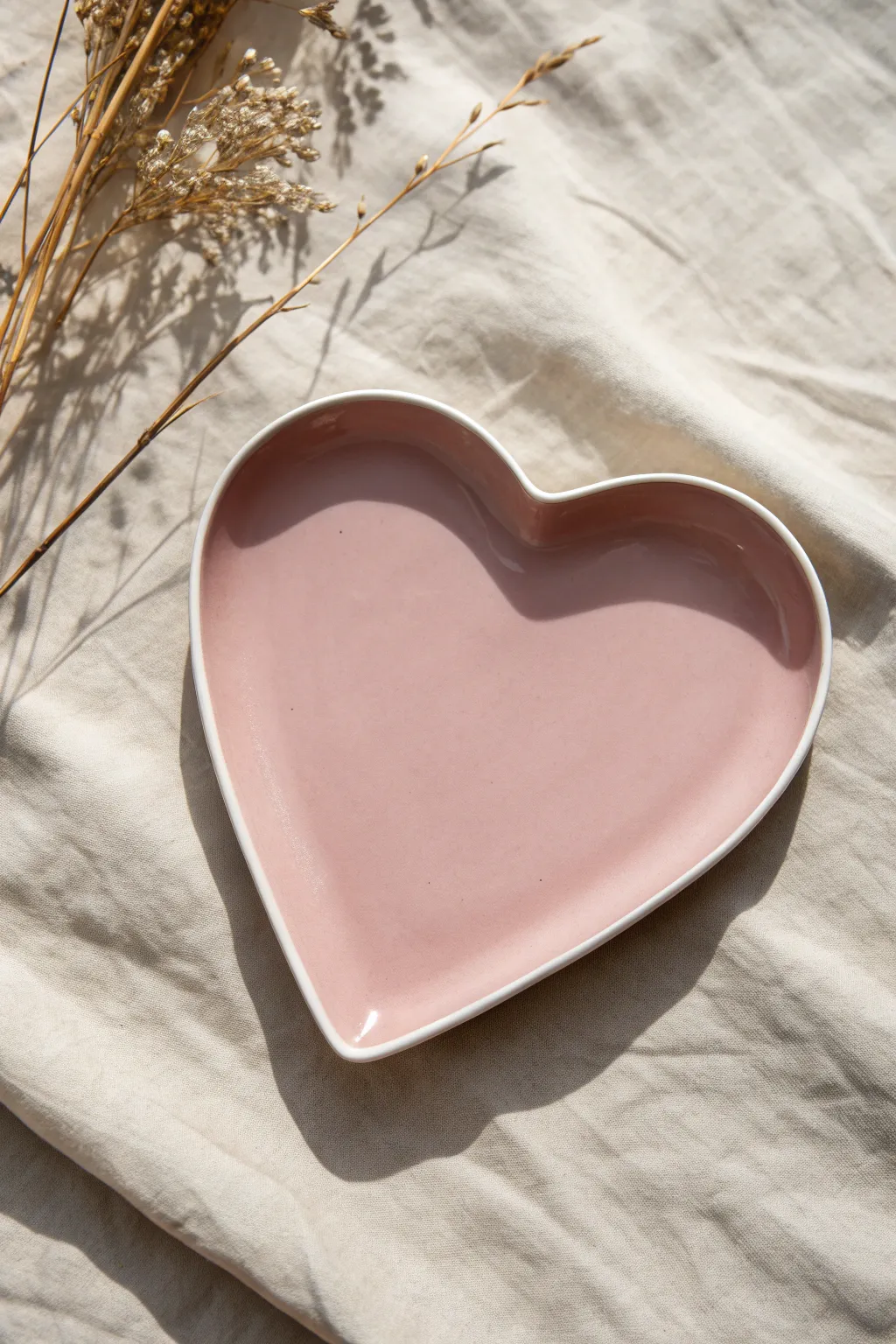 Minimal heart plate with crisp negative-space outline, a simple Scandinavian-boho paint idea