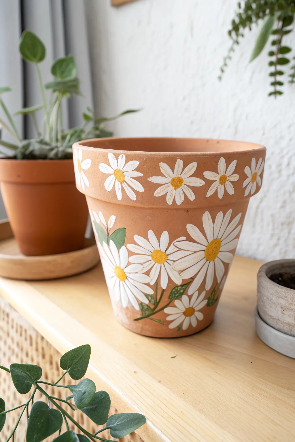 Simple floral clay pot idea: bold painted daisies on terracotta for an easy, cheerful DIY accent.
