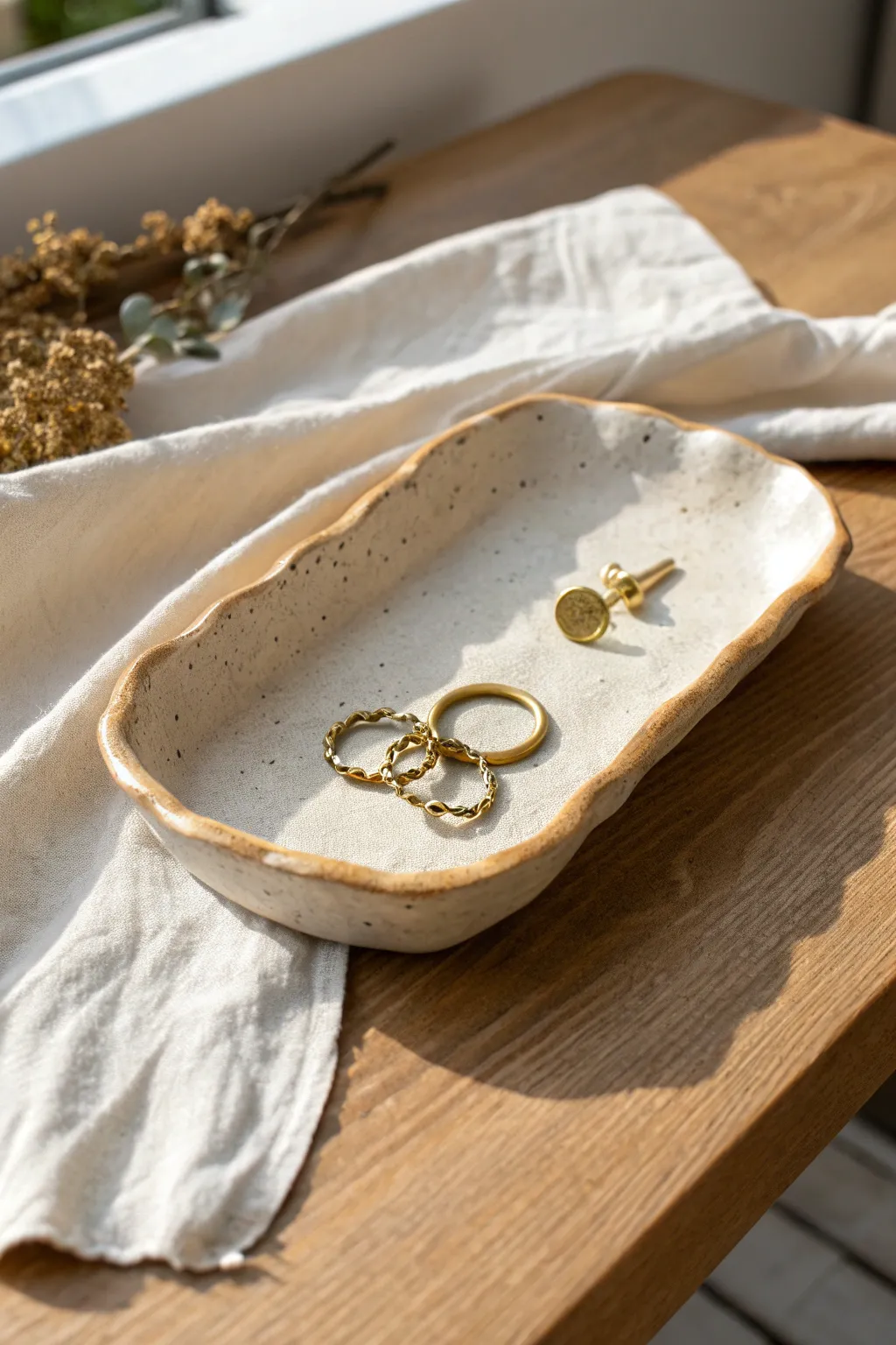 Organic free-form slab tray with a wavy rim, perfect for keys and everyday jewelry.