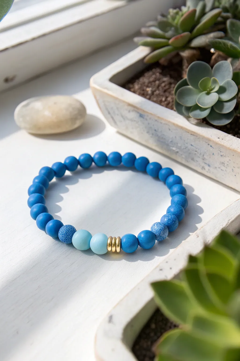 Matte meets glossy blues for a simple clay bead bracelet with bold contrast and calm Nordic vibes.
