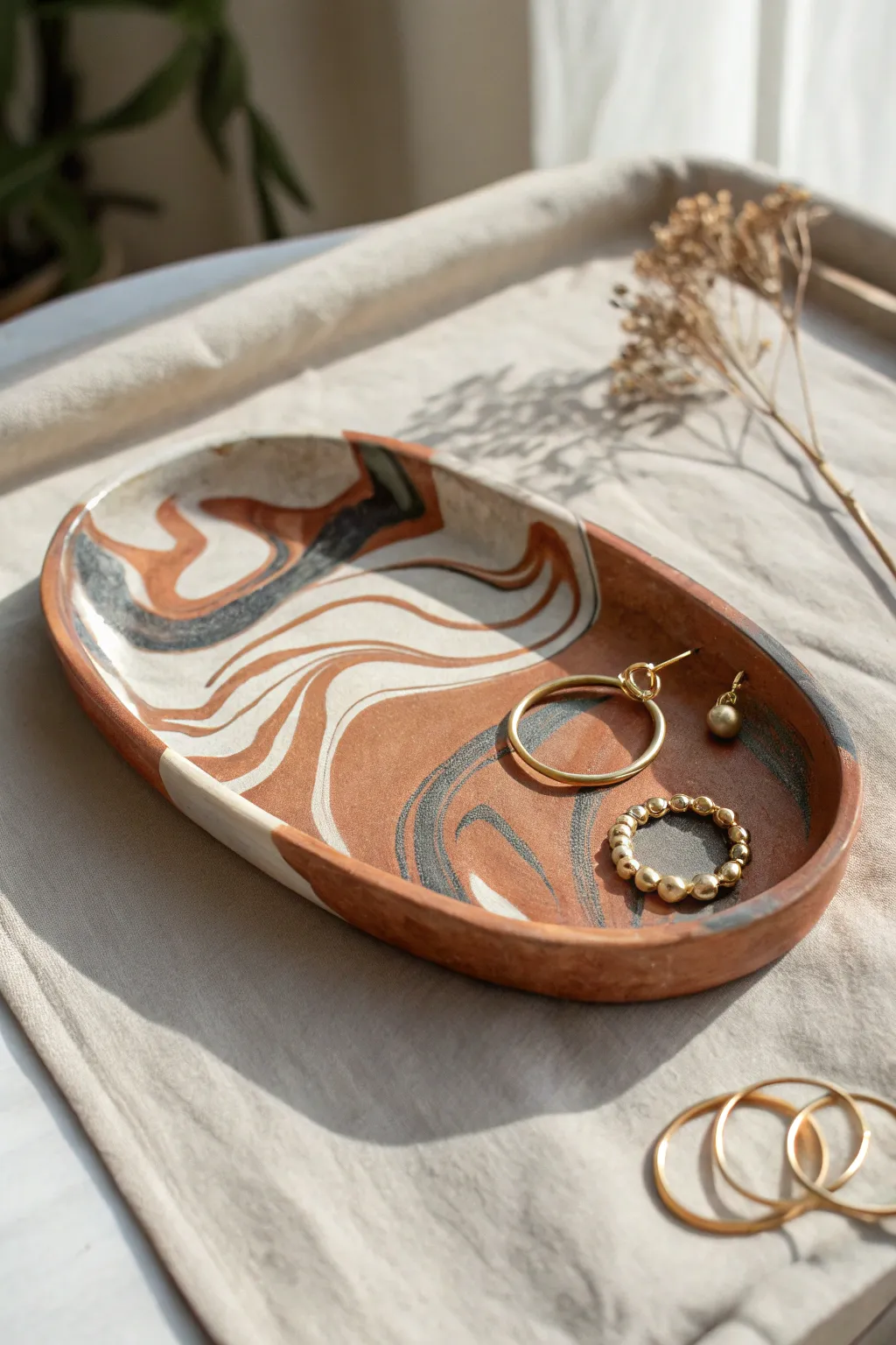 DIY marbled clay jewelry tray: minimalist, boho, and perfect for keeping your daily favorites tidy.