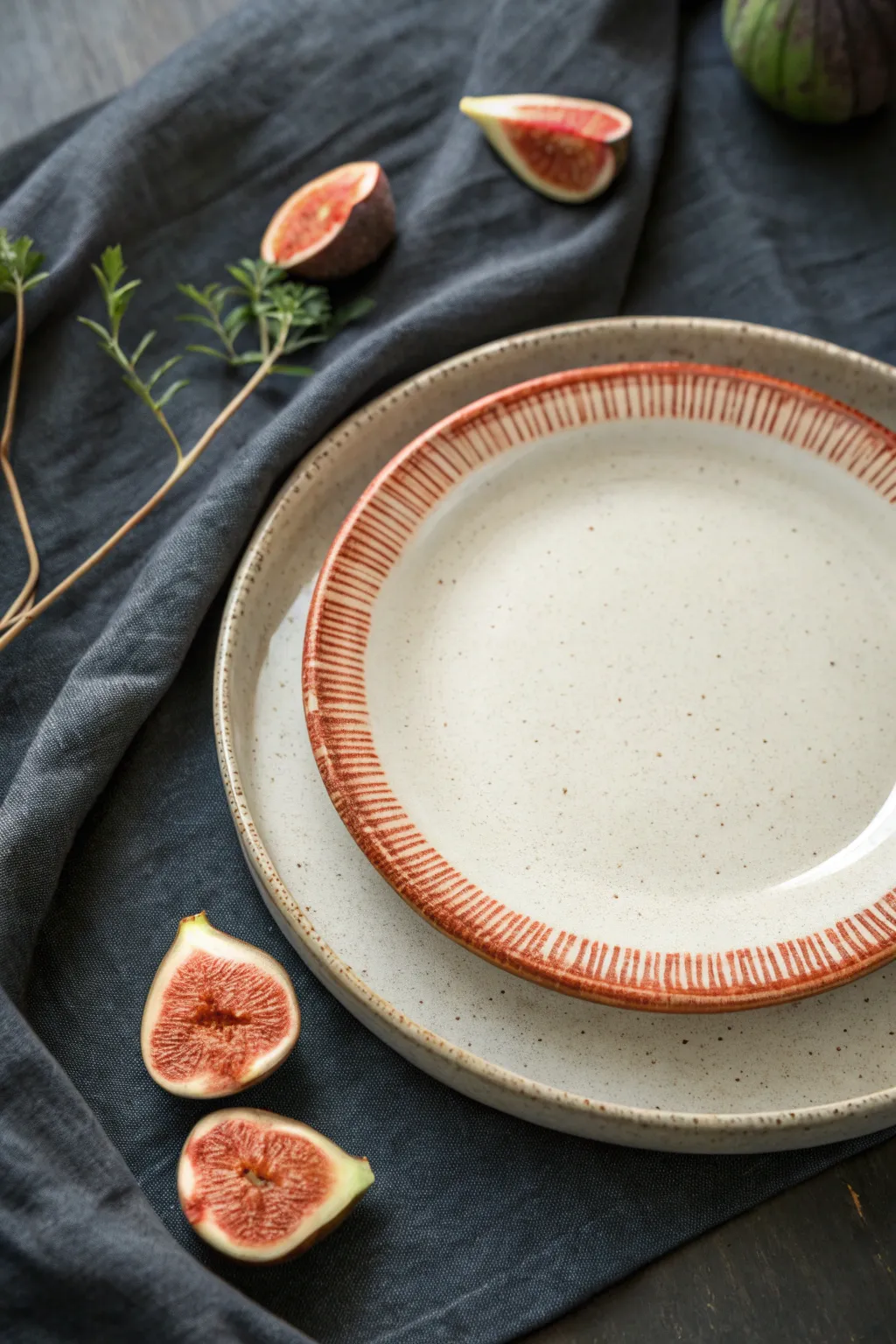 Beginner slab plate with smooth center and stamped rim texture, bold terracotta contrast, ready to use.